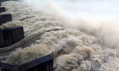 Thủy điện xả lũ, người dân thảm thiết kêu cứu giữa đêm